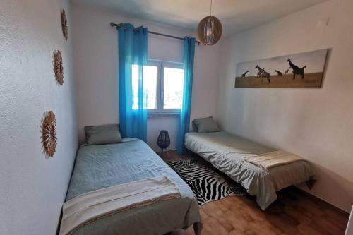 Katil atau katil-katil dalam bilik di Iberlagos283 - T2, com vista mar