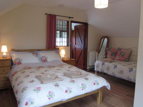 een slaapkamer met een bed en een spiegel bij Deerewood Cottage in Thorpe Market