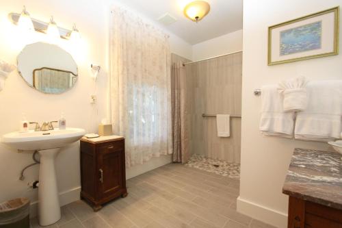 uma casa de banho com um lavatório e um chuveiro em Olallieberry Inn Bed and Breakfast em Cambria