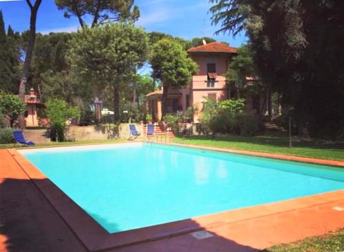 une grande piscine en face d'une maison dans l'établissement Villa Al Piano, à Lastra a Signa