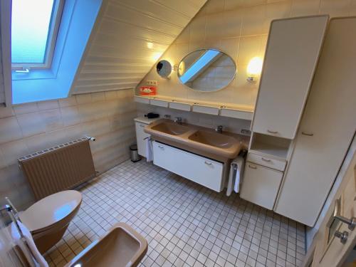 Gasthaus Hotel Kranz في لاوفنبورغ: حمام مع حوض ومرآة