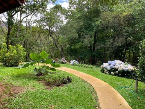 Taman di luar Pousada Opas Haus
