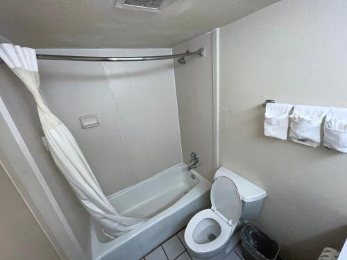 y baño con bañera, aseo y ducha. en Quality Inn Fort Smith I-540, en Fort Smith