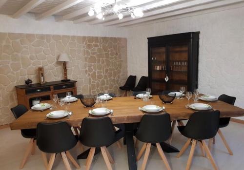 a large wooden table and chairs in a room at Longère entre terre et mer in Marquise