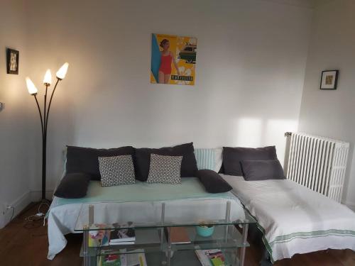 - une chambre avec un lit et une table avec des oreillers dans l'établissement Sun palace, à Vichy