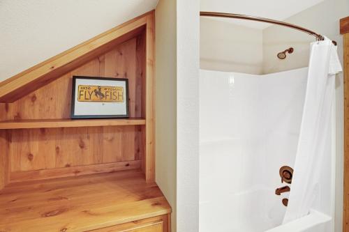 A bathroom at Meadow Lake Retreat