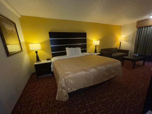 Giường trong phòng chung tại Quality Inn Fort Smith I-540