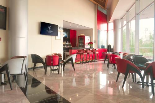 a restaurant with chairs and a bar in a building at Holiday Inn Monterrey-Parque Fundidora by IHG in Monterrey