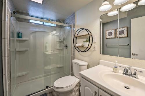 Koupelna v ubytování Updated Family Home - 2 Blocks to Colorado River!