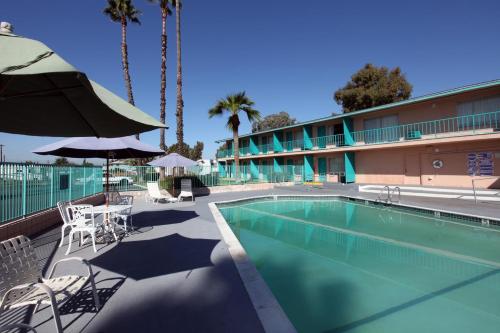 Bazén v ubytování Americas Best Value Inn-El Cajon/San Diego nebo v jeho okolí