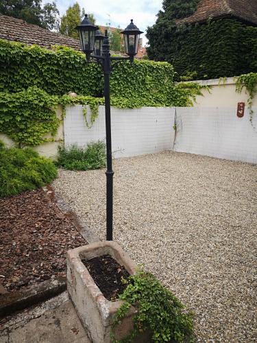 a black light pole in a yard next to a fence at Appart 4 pers design et cosy avec Jardin au Cœur de Sélestat in Sélestat