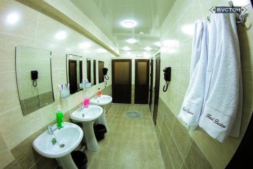 Vonios kambarys apgyvendinimo įstaigoje Hostel Buston