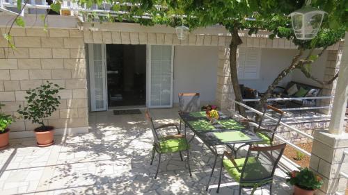 オレビックにあるBeachfront Apartments Vala with a swimming poolのギャラリーの写真