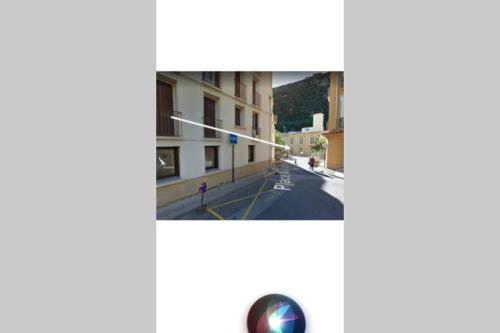 - une vue sur une rue de la ville avec un feu de circulation dans l'établissement Appartement charmant au pied des thermes, à Amélie-les-Bains-Palalda