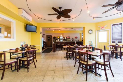 El Coronado Resort tesisinde bir restoran veya yemek mekanı