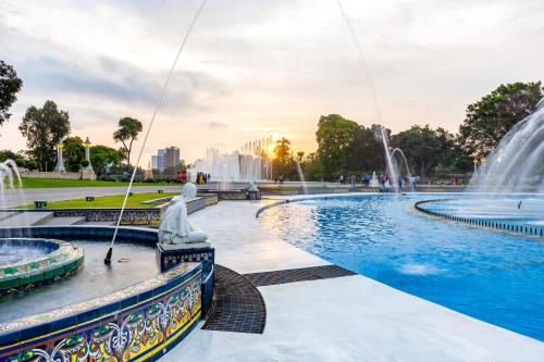 - une piscine dans un parc avec 2 fontaines dans l'établissement Holiday Inn - Lima Miraflores, an IHG Hotel, à Lima