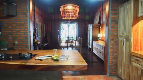- une cuisine avec une table en bois et des fruits dans l'établissement Villa Tengkek Karimunjawa, à Karimunjawa