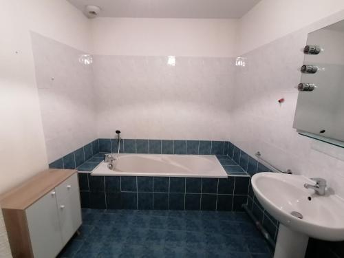 une salle de bain avec une baignoire et un lavabo dans l'établissement F1 au coeur de la vieille ville de Paray le Monial, à Paray-le-Monial