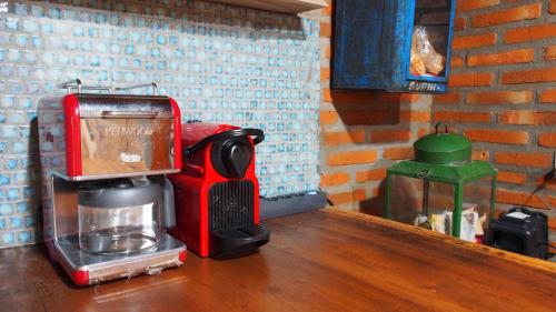 eine rote Kaffeemaschine auf der Theke in der Unterkunft Villa Tengkek Karimunjawa in Karimunjawa