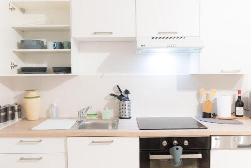 Η κουζίνα ή μικρή κουζίνα στο Ravissant Triplex et Duplex au Centre de Pont St Esprit