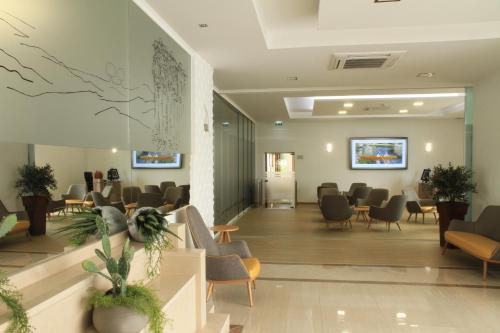 a waiting room in a hospital with chairs and tables at Hotel Santa Clara in Vidigueira
