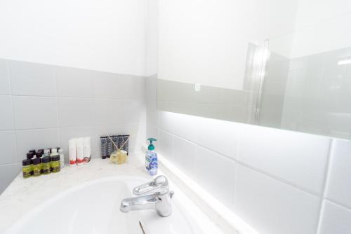 Ένα μπάνιο στο Ravissant Triplex et Duplex au Centre de Pont St Esprit