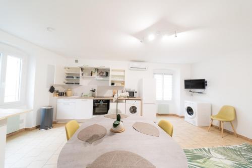 Η κουζίνα ή μικρή κουζίνα στο Ravissant Triplex et Duplex au Centre de Pont St Esprit