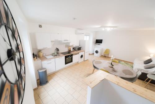 Η κουζίνα ή μικρή κουζίνα στο Ravissant Triplex et Duplex au Centre de Pont St Esprit