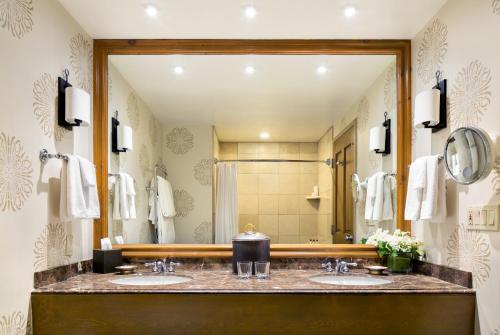 ein Badezimmer mit zwei Waschbecken und einem großen Spiegel in der Unterkunft Park Hyatt Beaver Creek Resort and Spa, Vail Valley in Beaver Creek