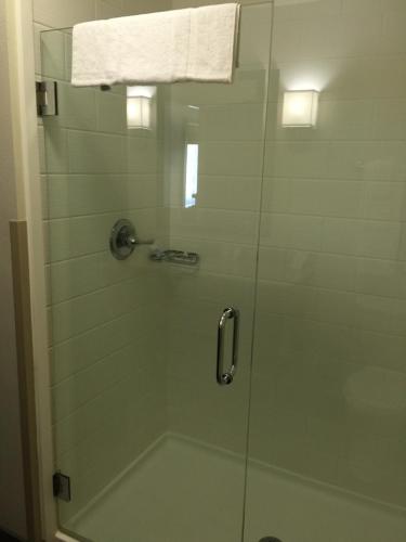 Sleep Inn & Suites Parkersburg tesisinde bir banyo