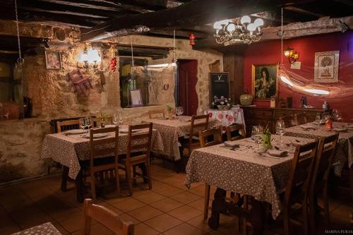 Hortigüela的住宿－Hostal-Resturante La Moruga，一间在房间内配有桌椅的餐厅