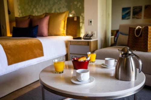 una camera d'albergo con letto, tavolino e bollitore per il tè di Secrets Riviera Cancún Resort & Spa - Adults Only - All inclusive a Puerto Morelos