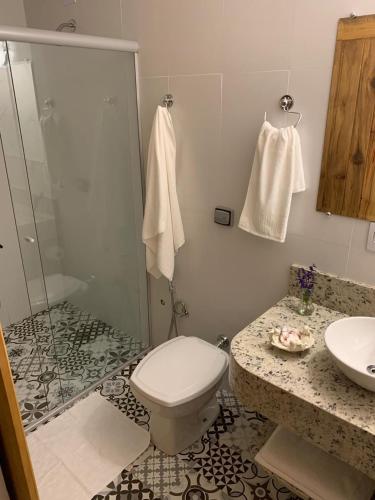 Bilik mandi di Pousada Opas Haus