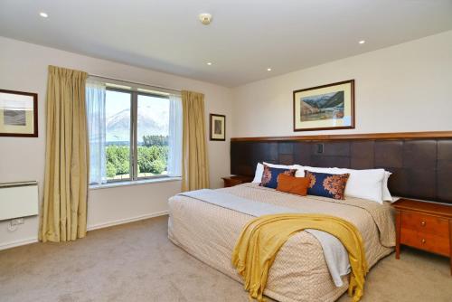 Un dormitorio con una cama grande y una ventana en High Country Villa 239 - Canterbury Terrace Downs en Hororata