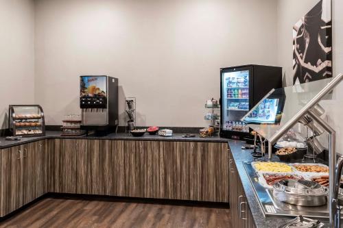 Η κουζίνα ή μικρή κουζίνα στο Copper King Extended Stay Collection