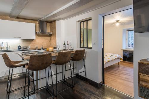 a kitchen and dining room with a table and chairs at Appart 4 pers design et cosy avec Jardin au Cœur de Sélestat in Sélestat