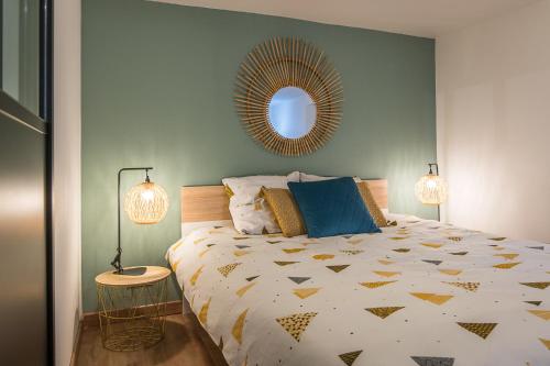 a bedroom with a large bed and a mirror at Appart 4 pers design et cosy avec Jardin au Cœur de Sélestat in Sélestat