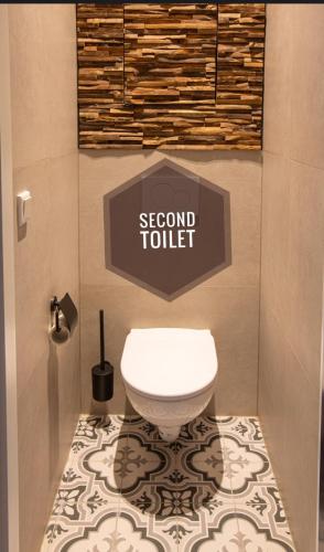 マーストリヒトにあるSuite 105のバスルーム(トイレ付)、2番目のトイレを読む看板