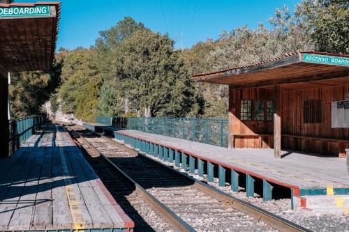 a train platform at a train station at Cabañas Margarito in Areponapuchi