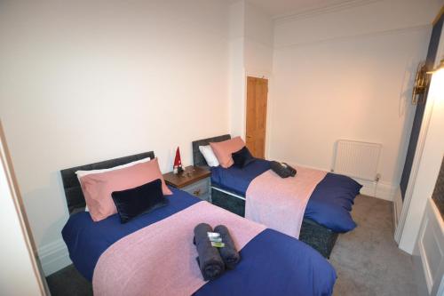 two beds in a room with two at Mayflower Boutique Apartment - 2 Bedrooms Apartment - Stayseekers in Salisbury
