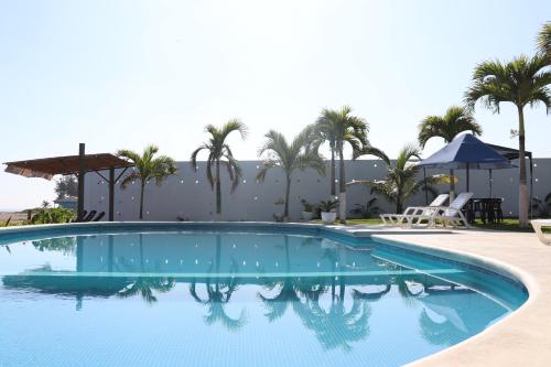 Bazén v ubytování Hotel Lunazul In Costa Esmeralda nebo v jeho okolí