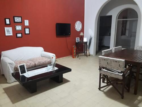 uma sala de estar com um sofá e uma mesa em Rivahome em Córdoba