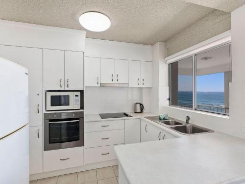 A kitchen or kitchenette at Dolphin Court 12