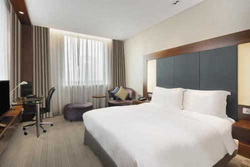 A bed or beds in a room at Holiday Inn Shanghai Pudong, an IHG Hotel