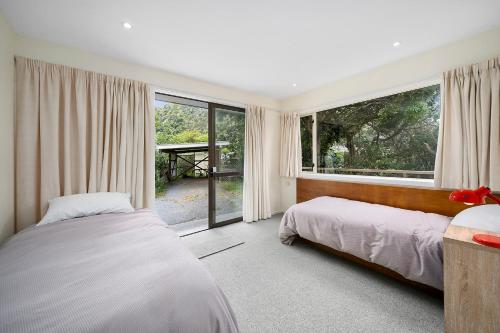 Ліжко або ліжка в номері Ridge Top Views - Paekakariki Holiday Home