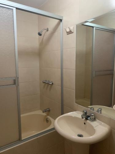 Ένα μπάνιο στο Departamento Los Balcones II