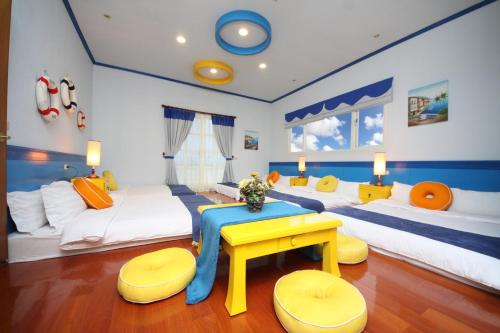 una camera da letto con due letti, un tavolo e delle sedie di Avica Homestay a Wujie
