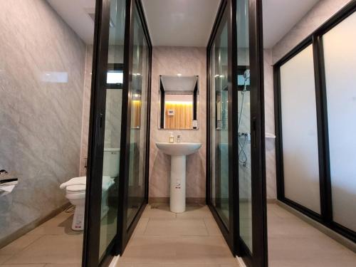 uma casa de banho com um lavatório e um WC em Sunnyvale Ranong 2 em Ranong