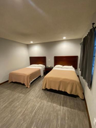 Ένα ή περισσότερα κρεβάτια σε δωμάτιο στο Sandman Motel