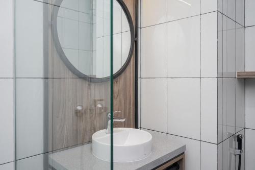 łazienka z umywalką i lustrem w obiekcie Premium Relaxing Studio Casa de Parco Apartment By Travelio w mieście Samporo